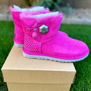 UGG Women’s Mini BOOTIE Bailey Button Geo Perf Pink, size 6